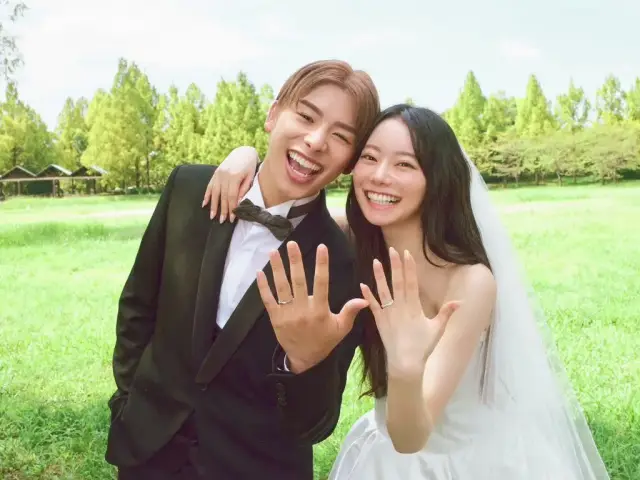 結婚指輪を見せるなこなこカップルのこーくんとなごみさん