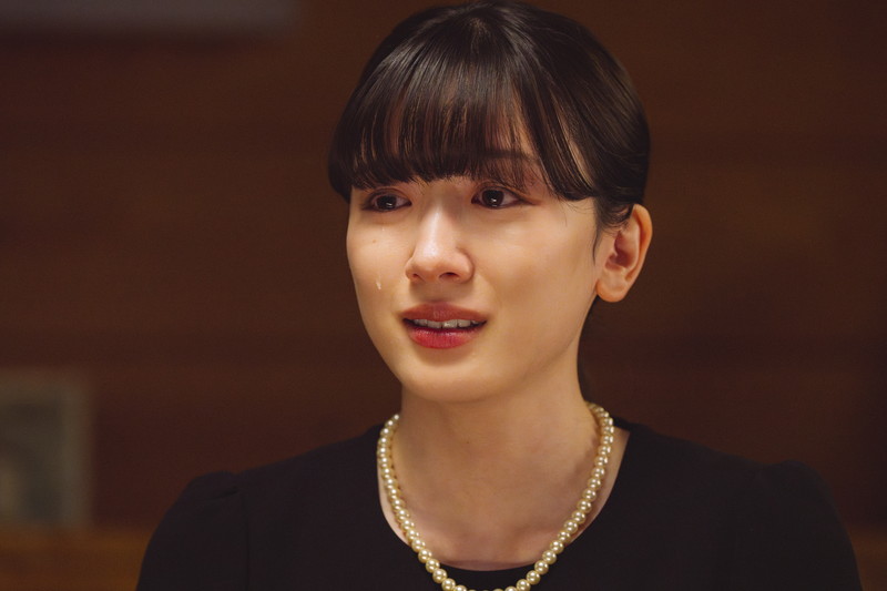 涙を流す明子（永野芽郁）